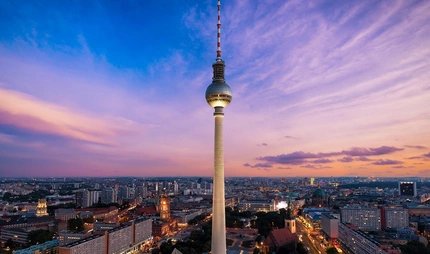 Fernsehturm in Berlin bei Abenddämmerung