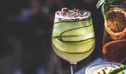 Cocktails in einer Bar
