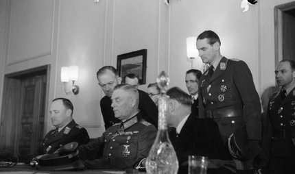 Die Oberkommandierenden der deutschen Wehrmacht (v.l.: Generaloberst Stumpff, Generalfeldmarschall Keitel, Generaladmiral v.Friedeburg) während der Kapitulation, Berlin-Karlshorst, 8./9. Mai 1945