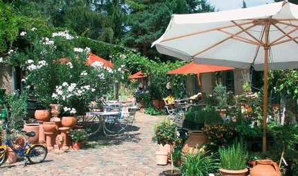 Caffè nel cortile e fienile della cultura di Mother Fourage a Berlino