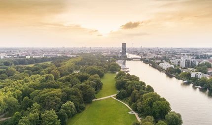 Skyline Berlin mit Treptower Park 