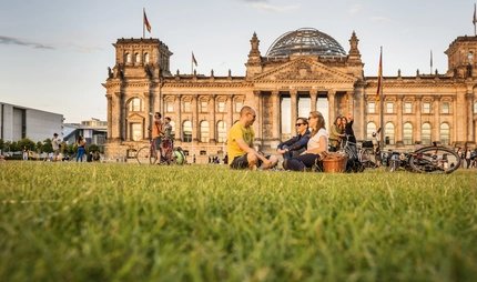 Reichstag in Berlin Picknick am Berliner Reichstag im Licht der Abendsonne