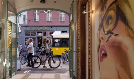 Hackescher Markt en Berlín Mitte Entrada a los patios de rosas en el Hackescher Markt de Berlín
