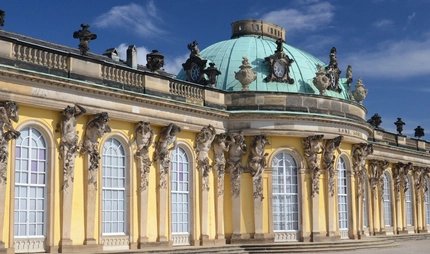 Schloss Sanssouci Schloss Sanssouci in Potsdam bei Berlin im Sonnenlicht