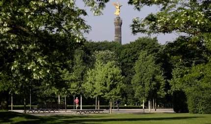 Siegessäule im Tiergarten Berliner Siegessäule im sommerlichen Tiergarten