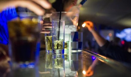 Im Club an der Bar Nachtleben: An der Bar