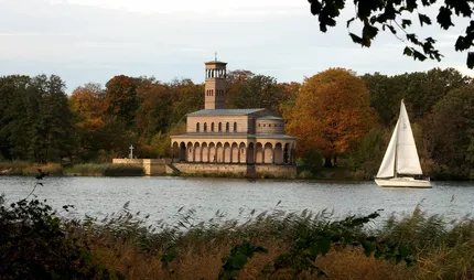 Heilandskirche Sacrow Segelboot vor Heilandskirche Sacrow bei Potsdam.