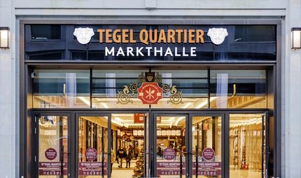 Eingang der Markthalle Tegel in Berlin Eingangstür zur Markthalle Tegel im Tegelquartier