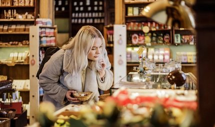Una joven hace sus compras navideñas en la tienda Winterfeldt Schokoladen de Berlín