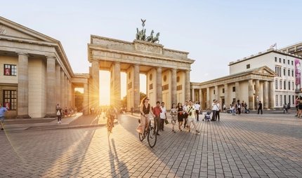 Brandenburger Tor im Sommer beim Sonnenuntergang