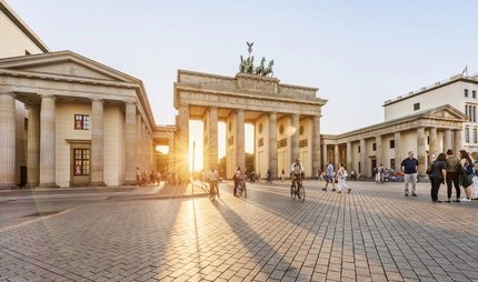 Brandenburger Tor in Berlin Die Berliner Sehenswürdigkeit Brandenburger Tor im Sonnenlicht