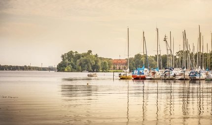 Angedockte Segelboote am Tegeler See in Berlin