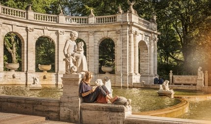 Märchenbrunnen im Volkspark Friedrichshain Eine Frau liest am Märchenbrunnen im Volkspark Friedrichshain